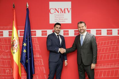 Rafael Pérez, secretario de Estado de Seguridad (izquierda), junto a Rodrigo Buenaventura, presidente de la CNMV