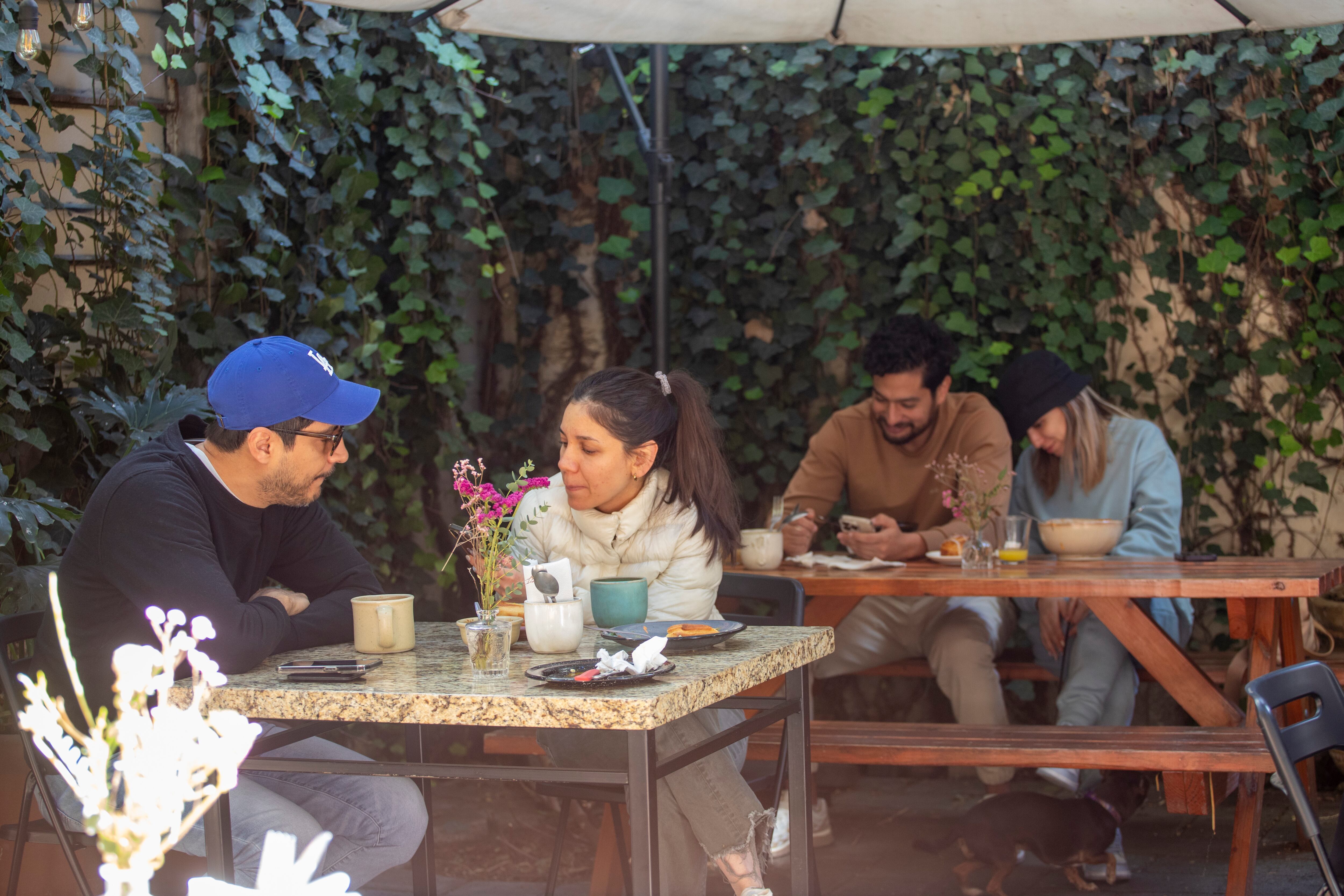 Comensales en el patio de Buendía Pan y Café.