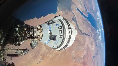 Vista de la nave Starliner 'Calypso' acoplada al módulo 'Harmony' de la ISS, el pasado 13 de junio, orbitando sobre la costa mediterránea de Egipto.