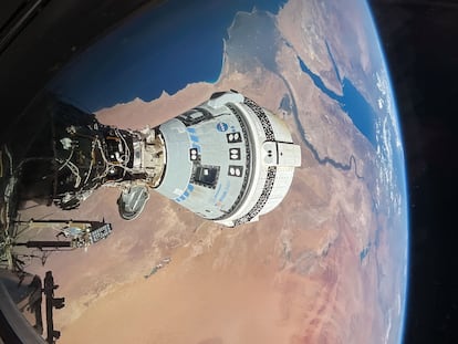 Vista de la nave Starliner 'Calypso' acoplada al módulo 'Harmony' de la ISS, el pasado 13 de junio, orbitando sobre la costa mediterránea de Egipto.