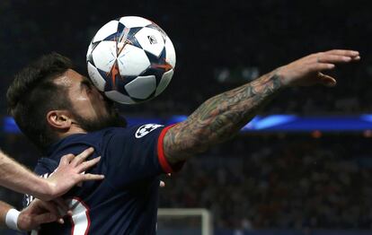 Ezequiel Lavezzi controla la pelota durante el partido. 