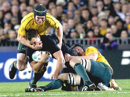 Barnes detiene el avance de Dagg en la semifinal entre Australia y Nueva Zelanda.