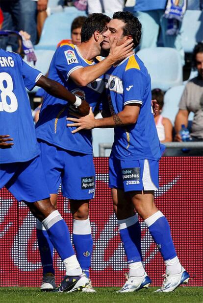 Colunga, felicitado por sus compañeros tras marcar el segundo gol al Levante.