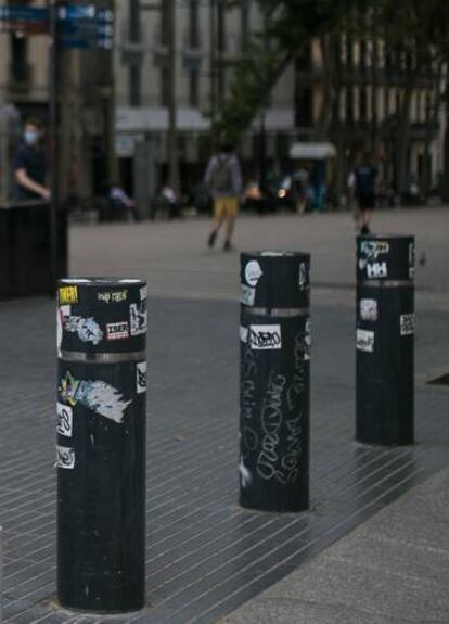 Pilones a la Rambla de Barcelona instal·lades com a conseqüència dels atemptats del 17 d’agost de 2017.