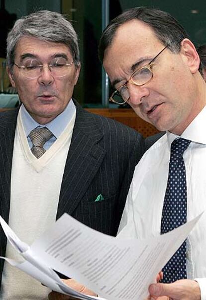 Franco Frattini, comisario de Justicia de la UE (derecha), y Roberto Castelli, ministro de Justicia de Italia, ayer en Bruselas.