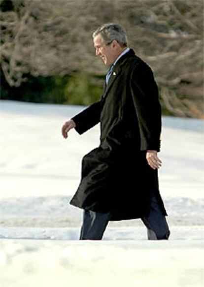 El presidente de EE UU, George W. Bush, en la nieve de la Casa Blanca.