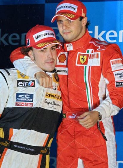 Massa, su próximo compañero en Ferrari en 2010, abraza a Alonso en el podio del GP de Brasil en 2008.