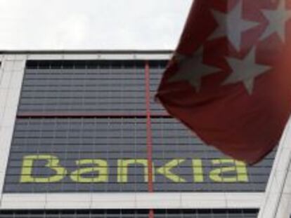 Una bandera de la comunidad madrile&ntilde;a ondea ante la sede de Bankia en Madrid. 