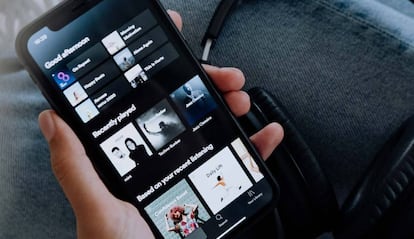 Smartphone con Spotify en uso