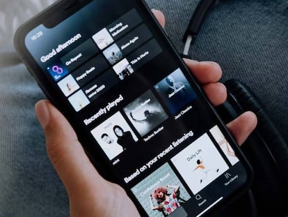 Smartphone con Spotify en uso