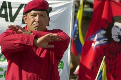 El presidente venezolano Hugo Chávez, durante una manifestación a su favor en 2003.