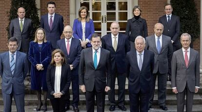 El presidente del Gobierno, Mariano Rajoy, posa en La Moncloa el pasado mes de enero junto la vicepresidenta del Gobierno, Soraya Sáenz de Santamaría y los miembros del Ejecutivo. Arriba, de izquierda a derecha, Luis de Guindos, José Manuel Soria, Fátima Báñez; Isabel García Tejerina y Alfonso Alonso. En la fila central, Ana Pastor, Cristóbal Montoro, Jorge Fernández Díaz y José Ignacio Wert, Abajo, Rafael Catalá, José Manuel García-Margallo y Pedro Morenés.