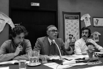 Alfonso, futbolista del Getafe, Cabrera Bazán, asesor jurídico de la AFE y Del Bosque durante una asamblea del sindicato en 1982.