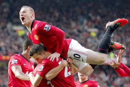 Rooney festeja el gol de Van Persie junto al equipo.