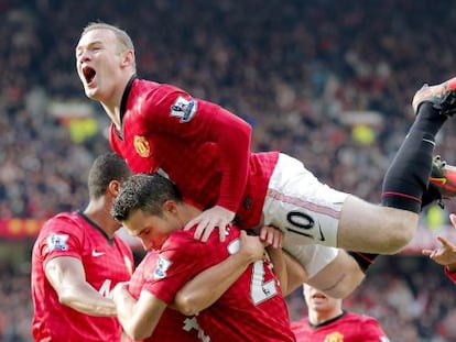 Rooney festeja el gol de Van Persie junto al equipo.