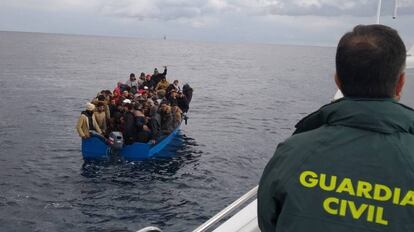 Un guardia civil durante una operación de rescate de una patera el pasado 16 de enero.