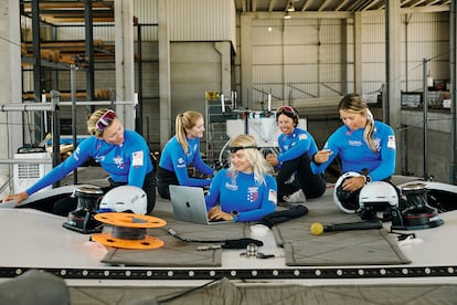 Las deportistas del New York Yacht Club American Magic, equipo que representa a Estados Unidos. De izquierda a derecha, Sara Stone, Helena Scutt, Louisa Norstrom, Francesca Clapcich y Erika Reineke.