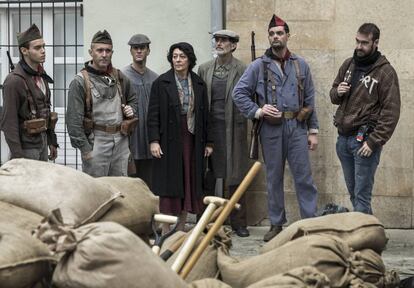 Algunos actores y un técnico del equipo de la serie esperando las órdenes del director.