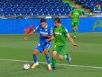 Hugo Duro pisa a Le Normand, en el penalti favorable al Getafe el pasado lunes en el Coliseum.