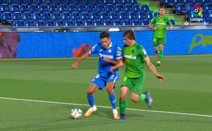 Hugo Duro pisa a Le Normand, en el penalti favorable al Getafe el pasado lunes en el Coliseum.