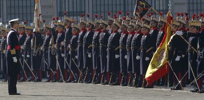 El rey ha recuperado el vistoso protocolo castrense de este acto que tiene lugar en el Palacio Real, al pasar revista a una formación de la Guardia Real en el Patio de la Armería.