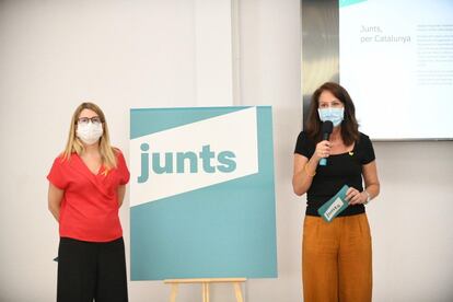 Las diputadas Elsa Artadi y Marta Madrenas durante la presentación de la nueva imagen de Junts per Catalunya