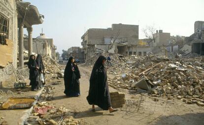 Un grupo de mujeres camina entre las ruinas de sus hogares durante la guerra del Golfo, en Bagdag (Irak), en febrero de 1991.