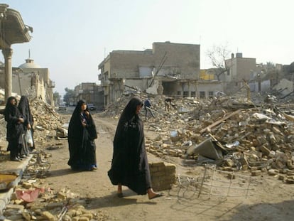 Un grupo de mujeres camina entre las ruinas de sus hogares durante la guerra del Golfo, en Bagdag (Irak), en febrero de 1991.