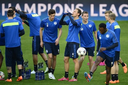 os jugadores del Schalke 04 durante el entrenamiento realizado esta tarde en el estadio Santiago Bernabéu, en la víspera del partido de vuelta de octavos de final de la Liga de Campeones que les enfrenta mañana al Real Madrid.