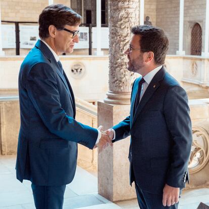 BARCELONA 09/08/2024.- El hasta ahora presidente de la Generalitat, Pere Aragonès (d), se reune este viernes en el Palau de la Generalitat con el presidente electo, Salvador Illa, tras el debate de investidura, para hacer el traspaso institucional de carpetas. EFE/ Arnau Carbonell/ Generalitat de Cataluña / ***SOLO USO EDITORIAL/SOLO DISPONIBLE PARA ILUSTRAR LA NOTICIA QUE ACOMPAÑA (CRÉDITO OBLIGATORIO)***