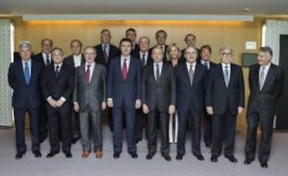 Foto de familia del ministro de Industria, Energía y Turismo, Jose Manuel Soria (c) junto a los asistentes a la cena organizada por el Foro Puente Aéreo, un grupo de reflexión formado por destacados ejecutivos y empresarios de Madrid y Barcelona, que se reunió ayer en Madrid.