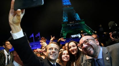 Macron posa para un selfi con el primer ministro belga, Charles Michel, rodeados de jóvenes tras el One Planet Summit de París el 12 de diciembre.