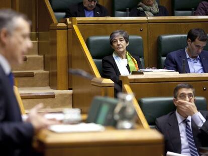 Urkullu se dirige a los parlamentarios mientras le escuchan Mintegi y López.