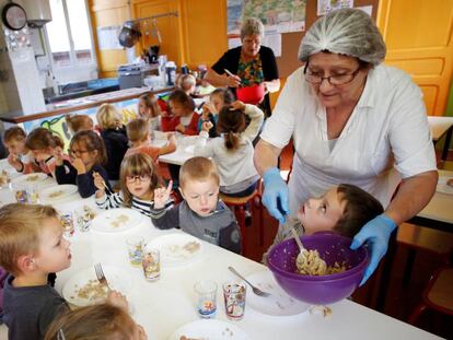 Niños en un comedor escolar. 