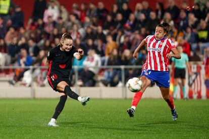 La delantera del Barcelona Caroline Graham Hansen (i) chuta ante Fiamma Benítez, del Atlético, para marcar el segundo gol durante el partido de la Liga F de este sábado en el Centro Deportivo Wanda de Alcalá de Henares.