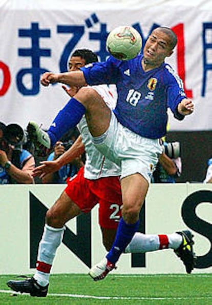 Ono pugna con un contrario en el partido entre Japón y Túnez.