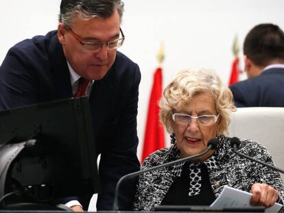 La alcaldesa de Madrid Manuela Carmena en el pleno municipal. 