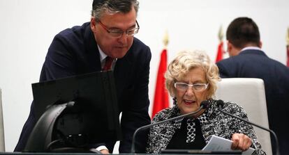 La alcaldesa de Madrid Manuela Carmena en el pleno municipal. 