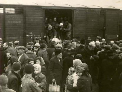 Judeus descem do trem nos arredores do campo de concentração de Auschwitz-Birkenau em 1944.