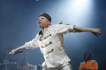 Un momento de la actuación del cantante de Malí Salif Keita, ayer en la Complutense.