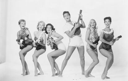 Presley junto a sus compañeras de reparto en la película 'Blue Hawaii', comedia musical de 1961 rodada en Hawái, llegó a ser el más exitoso film del cantante.