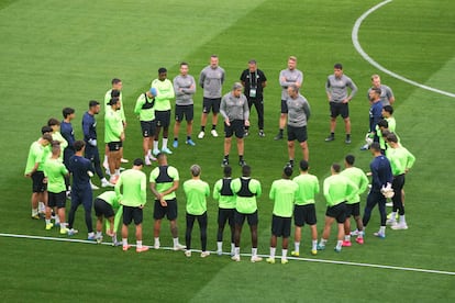 Manuel Pellegrini habla a sus jugadores al inicio del entrenamiento este martes.