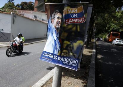 Un afiche de campaña de Henrique Capriles, en Caracas.