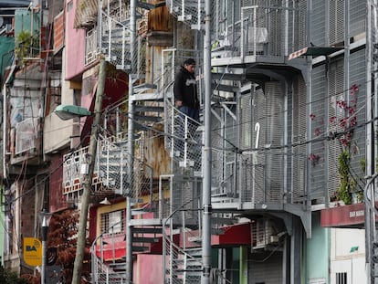 Un residente de la villa 31 de Buenos Aires sale de su vivienda.