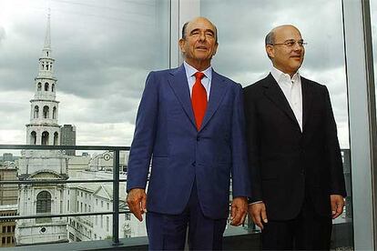 Emilio Botn, presidente del Santander, junto a Luqman Arnold, ex consejero delegado del Abbey, en julio de 2004.