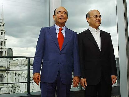 Emilio Botín, presidente del Santander, junto a Luqman Arnold, ex consejero delegado del Abbey, en julio de 2004.