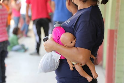 Una menor en un instituto de Guatemala. 