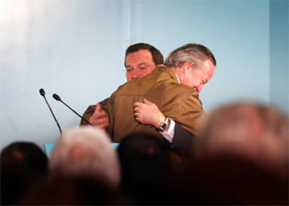 Mariano Rajoy abraza a Josep Piqué en el mitin de ayer en Barcelona.