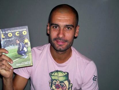 Guardiola, con la biografía de Marcelo Bielsa, en 2006.