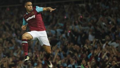 Winston Reid celebra un gol. 